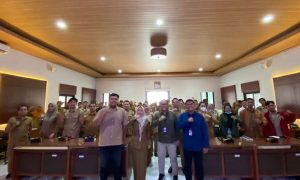 Senin, 2 Desember 2024, bertempat di Kantor Bappeda Kota Mojokerto, Pemerintah Kota Mojokerto melalui Diskominfo dan Influencer Mojokerto menggelar kegiatan Pembekalan Admin Media Sosial OPD dan SMP se-Kota Mojokerto.
