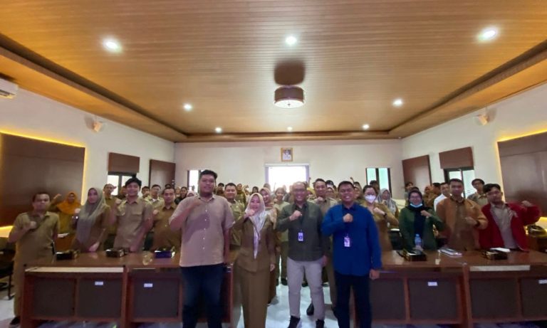 Senin, 2 Desember 2024, bertempat di Kantor Bappeda Kota Mojokerto, Pemerintah Kota Mojokerto melalui Diskominfo dan Influencer Mojokerto menggelar kegiatan Pembekalan Admin Media Sosial OPD dan SMP se-Kota Mojokerto.